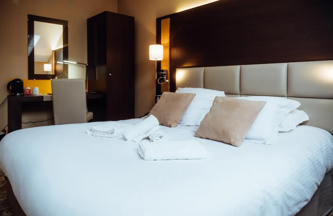 Hotel Le Dauphin Les Loges-1